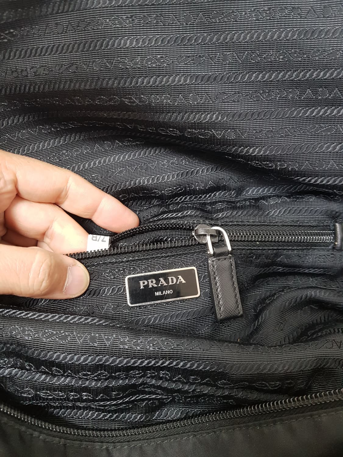 [정품] 프라다 바이커백 미디움 상품이미지10