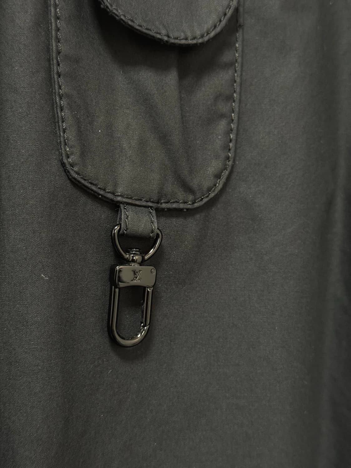 루이비통 LV 1A5CU9 멀티포켓 유틸리티 셔츠 XL / A급 상품이미지3