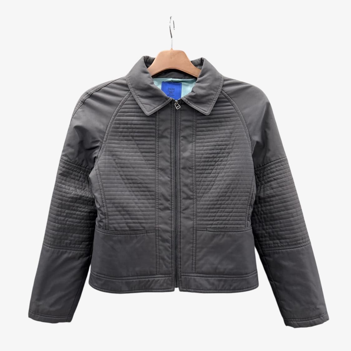 MCM 크롭 캐주얼 퀼티드 자켓 바이커패널 디테일 차콜 상품이미지1