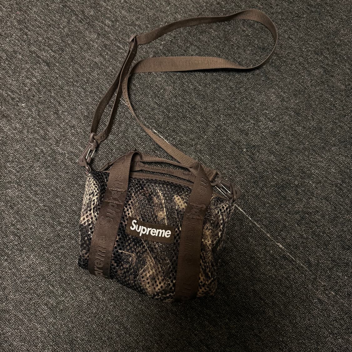 슈프림 메쉬 미니 더플백 트루팀버 카나티 카모 - 25SS 상품이미지1