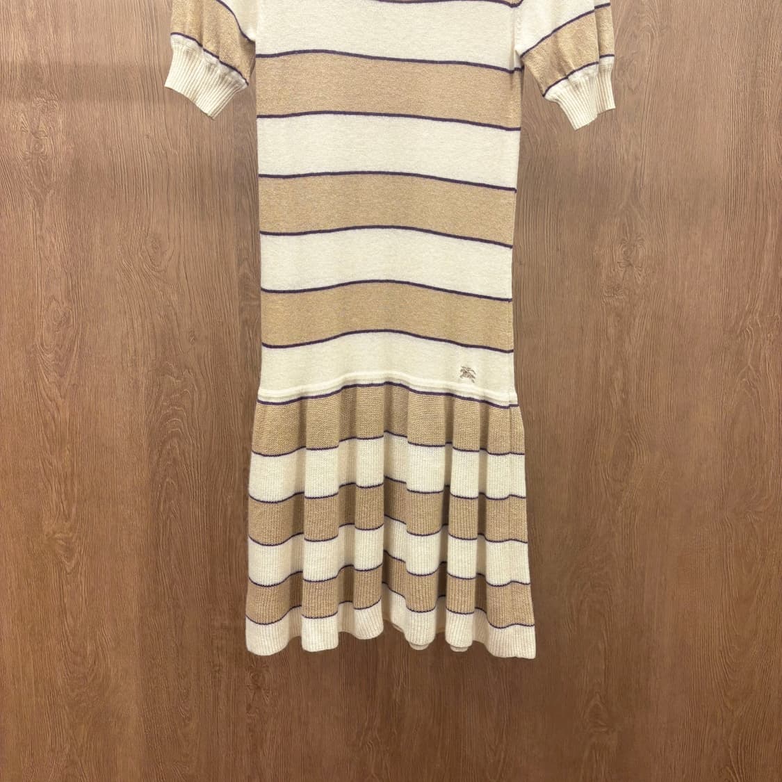 버버리 런던 니트 미디 원피스 배색 스트라이프 버튼 넥 디테일 베이지 상품이미지5