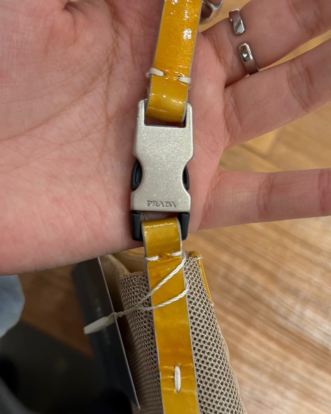 프라다 옐로우 멀티컬러 메시 시퀸 레더 미니숄더백 상품이미지7