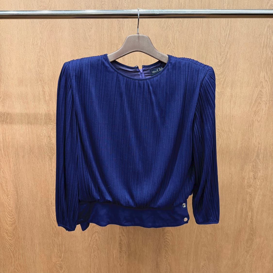 미스 끌로에 라운드넥 블라우스 A라인 미디 스커트 플리츠 디테일 딥 퍼플 상품이미지2