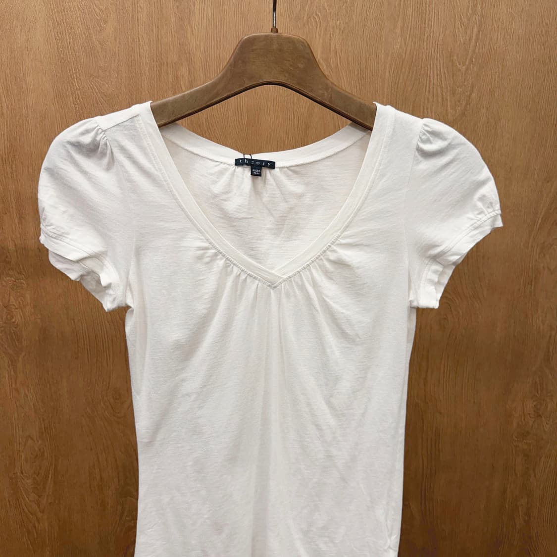 띠어리 반팔 티셔츠 퍼프 슬리브 브이넥 셔링 디테일 슬림핏 화이트 상품이미지4