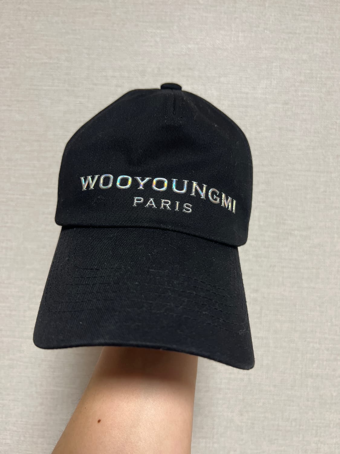 우영미 오로라 엠보싱 볼캡 블랙 상품이미지1