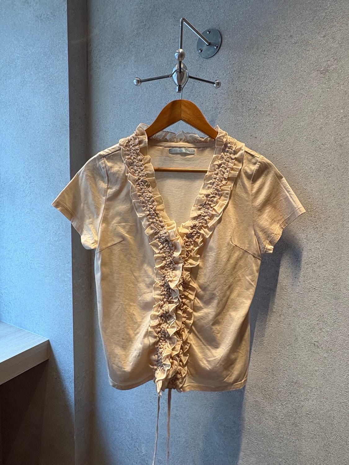 Cream Ruffle Muse Tee 상품이미지1