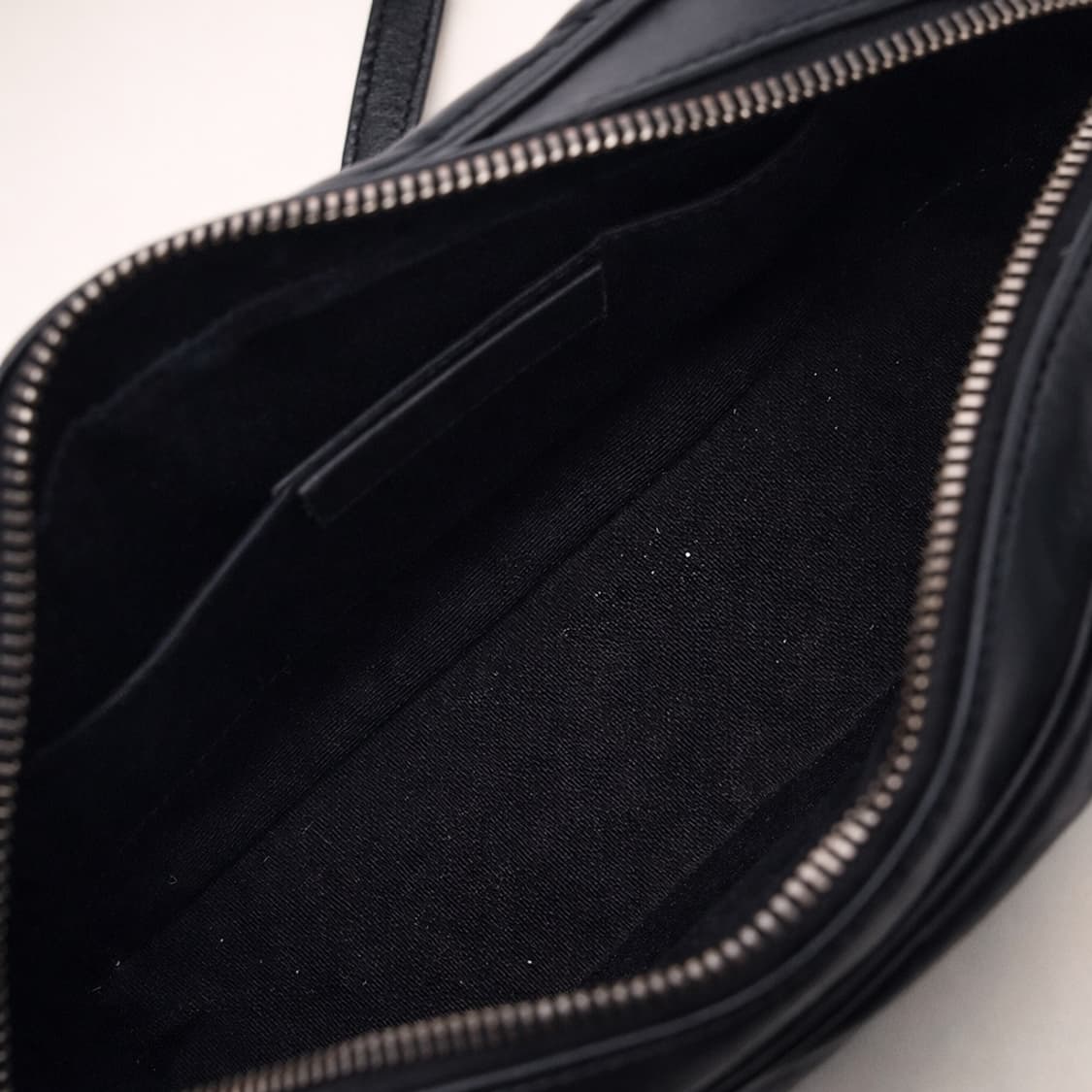 [S급] 생로랑 쉐브론 퀄팅 카프스킨 & 메탈 체인 카세트백 판매합니다! 상품이미지2