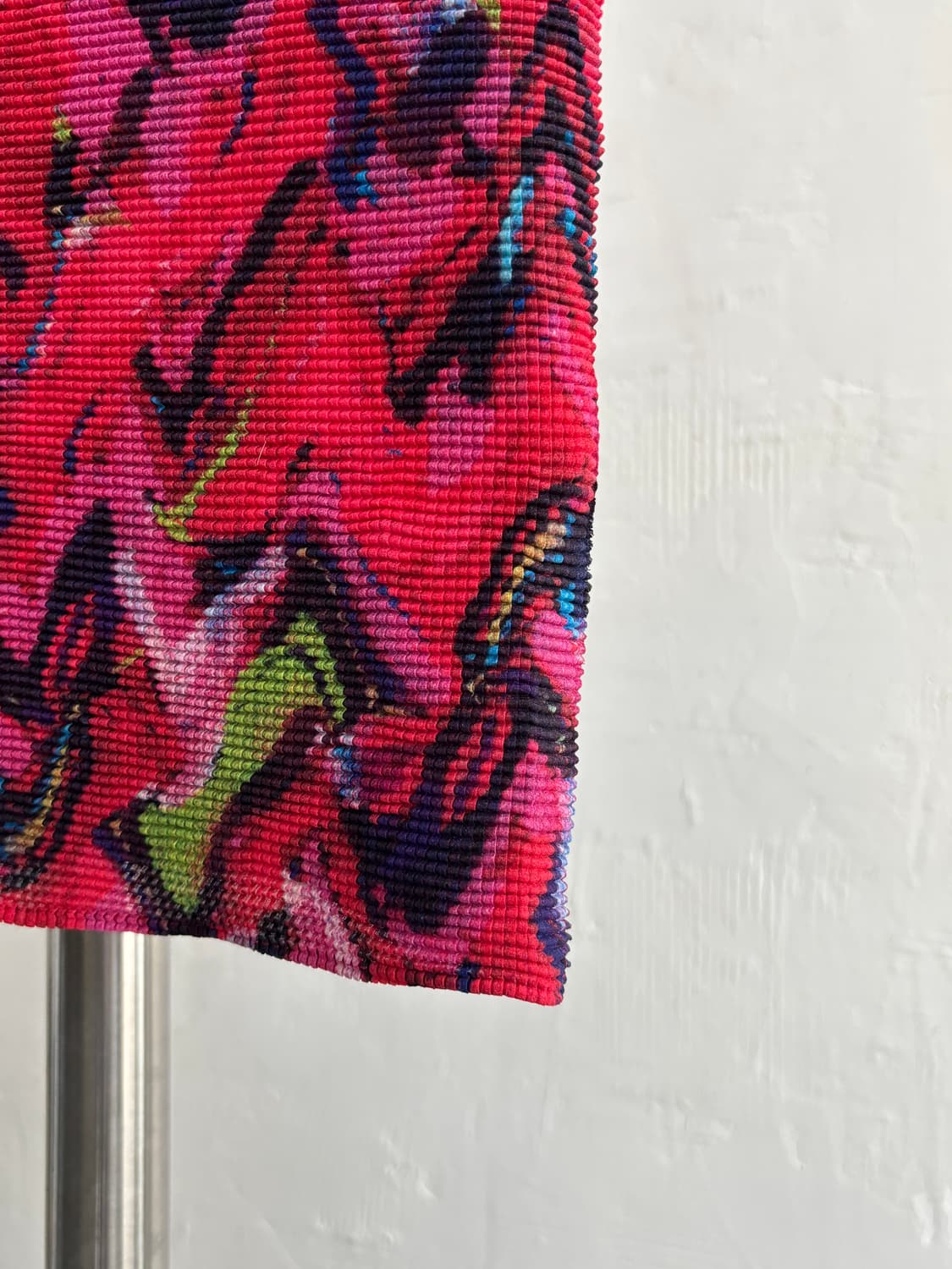 me Issey Miyake me이세이미야케 레드 패턴 플리츠 반팔  상품이미지5