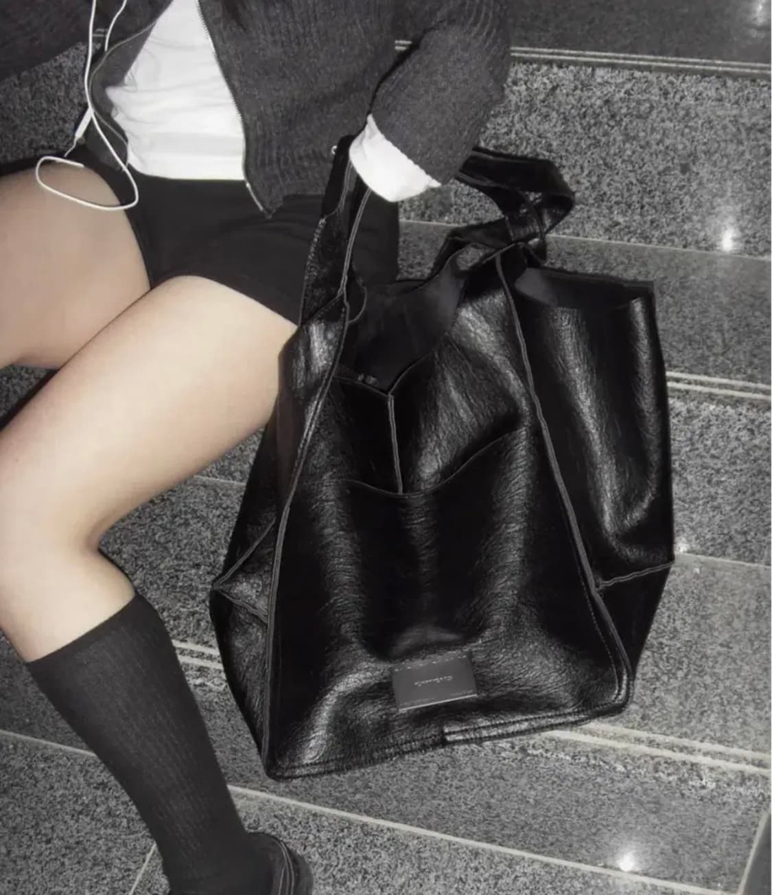 칙스 컷팅 포인트 레더 숄더백 블랙 상품이미지1