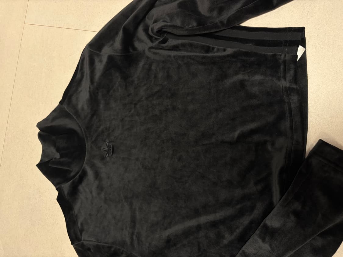 희귀)아디다스 블랙 벨벳 크롭탑  상품이미지1