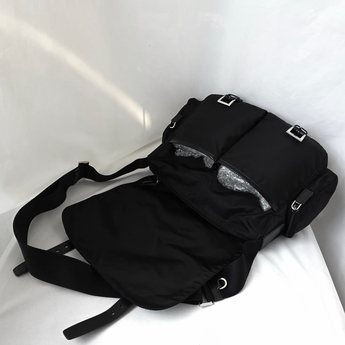 [정품 PRADA] 프라다 사이드 투포켓 남성 크로스백 메신저백 상품이미지3