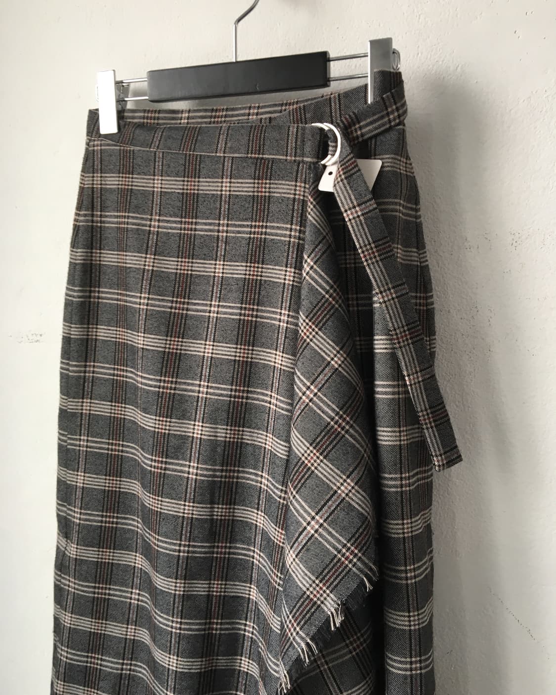 Unbalanced check pattern wrap skirt 상품이미지3