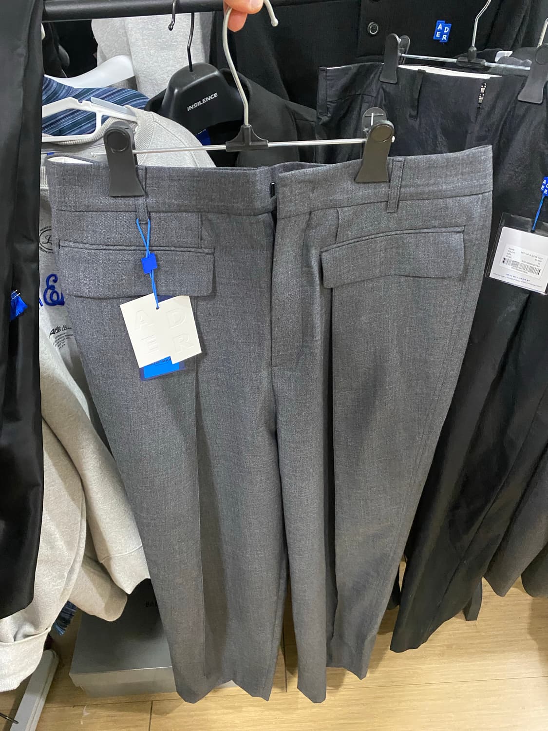 아더에러 바지 판매합니다 택붙어있는 새제품입니다  네고가능합니다 상품이미지1