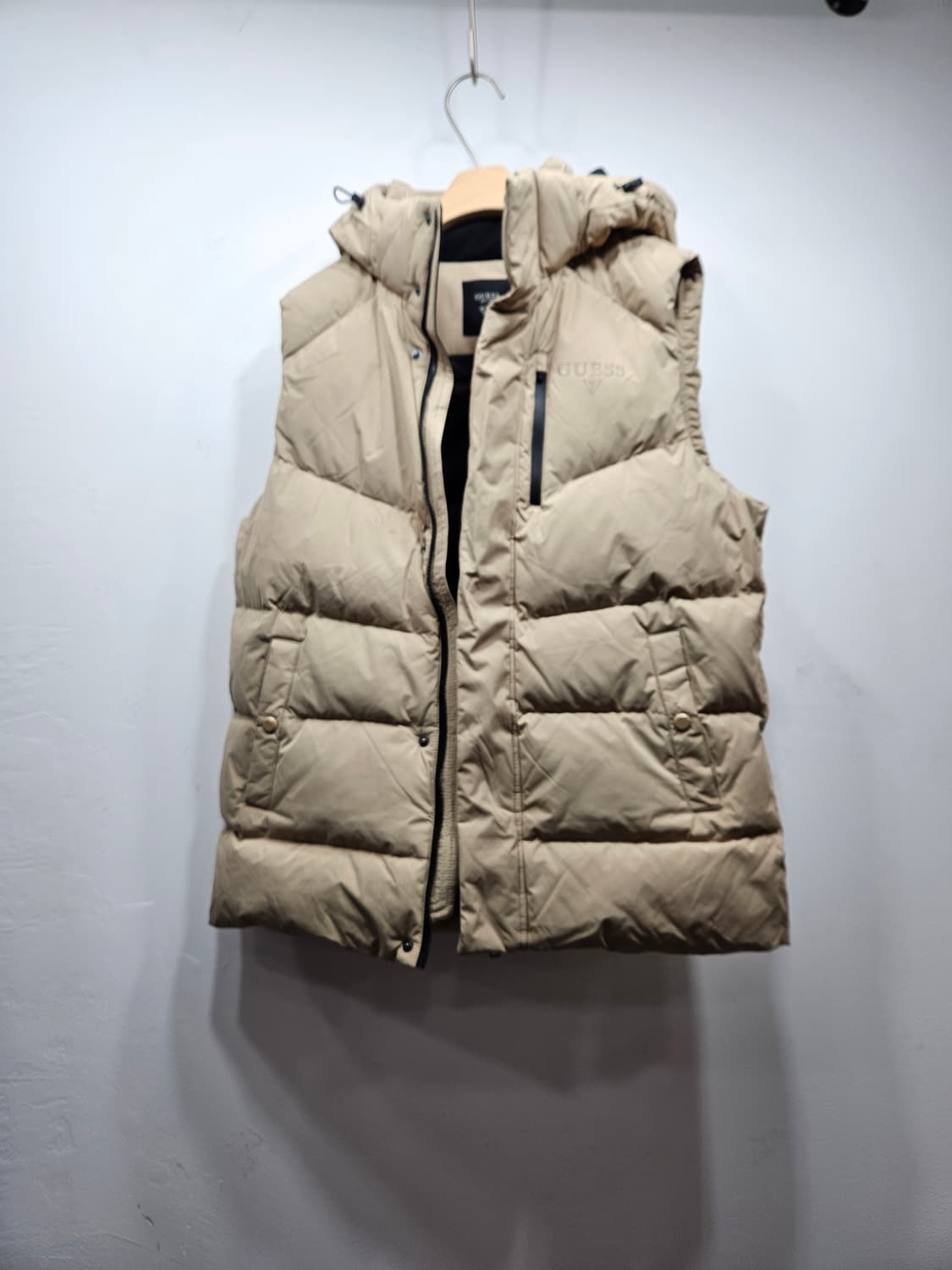 게스(GUESS) 오리털 패딩조끼 베이지 M 후드탈부착 상품이미지1