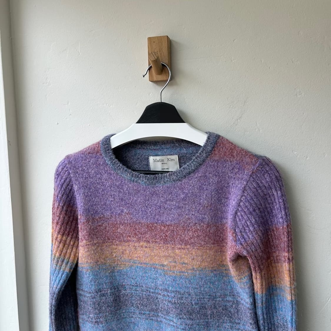 16818 - 마뗑킴 그라데이션 스너그 니트 상품이미지1