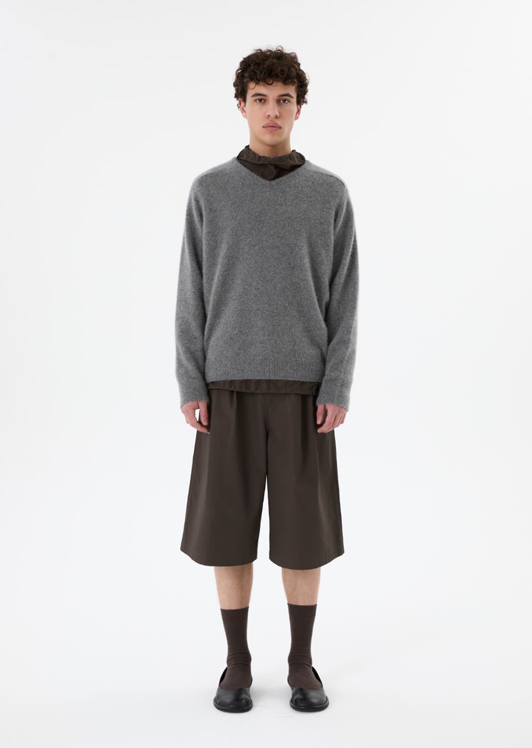 아모멘토 라쿤 브이넥 니트 차콜 25fw 상품이미지3