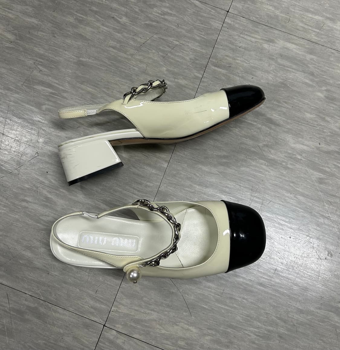 미우미우 체인 여성 구두 상품이미지4