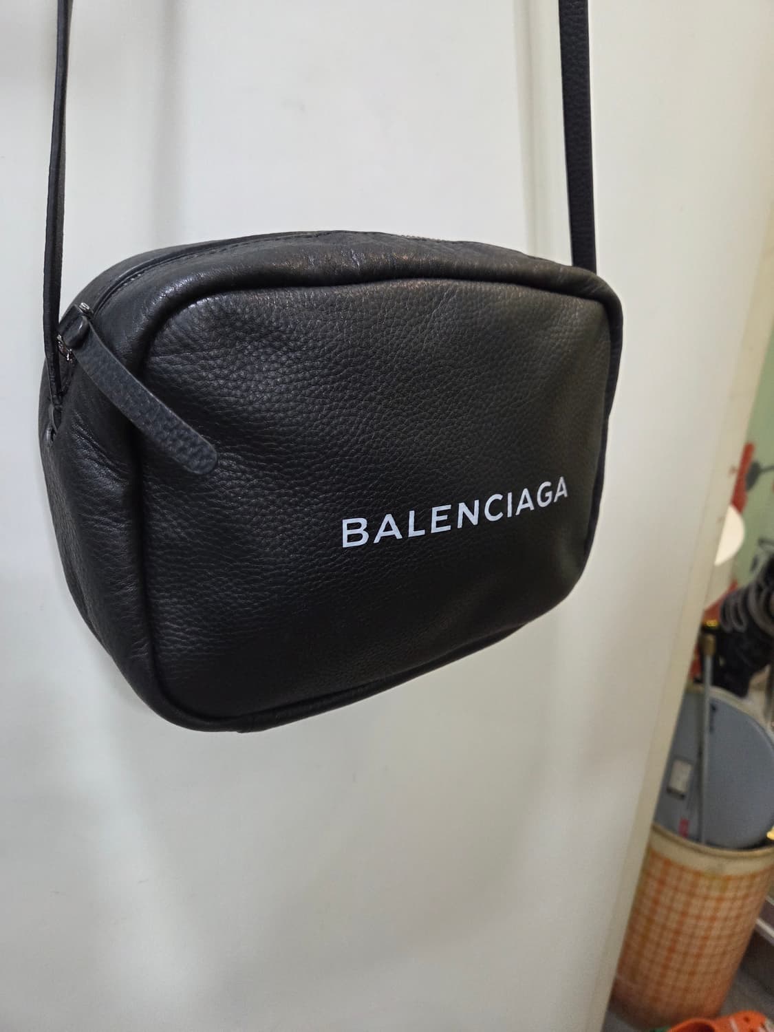 발렌시아가 카메라 크로스백 상품이미지1