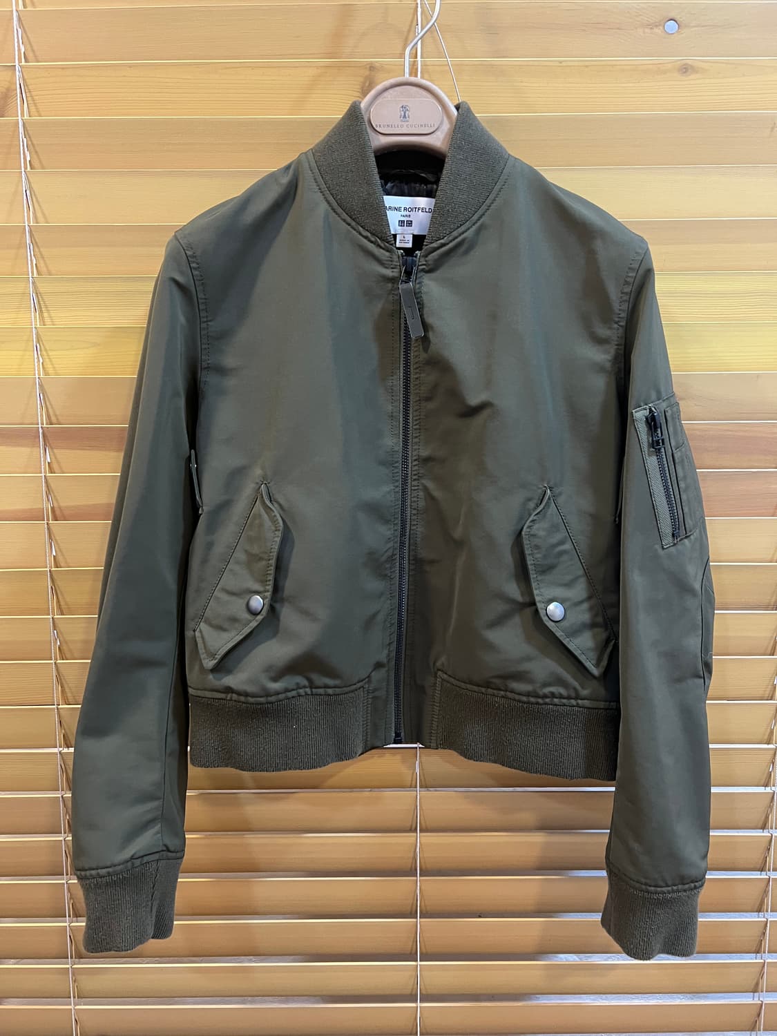 유니클로xCARINE ROITFELD 콜라보 여성 카키 봄버점퍼 크롭점퍼 상품이미지2