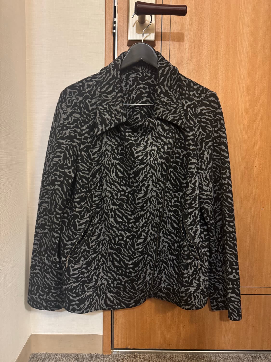 애니멀 프린트 패턴 라이더 비대칭 사선 쟈켓 상품이미지2