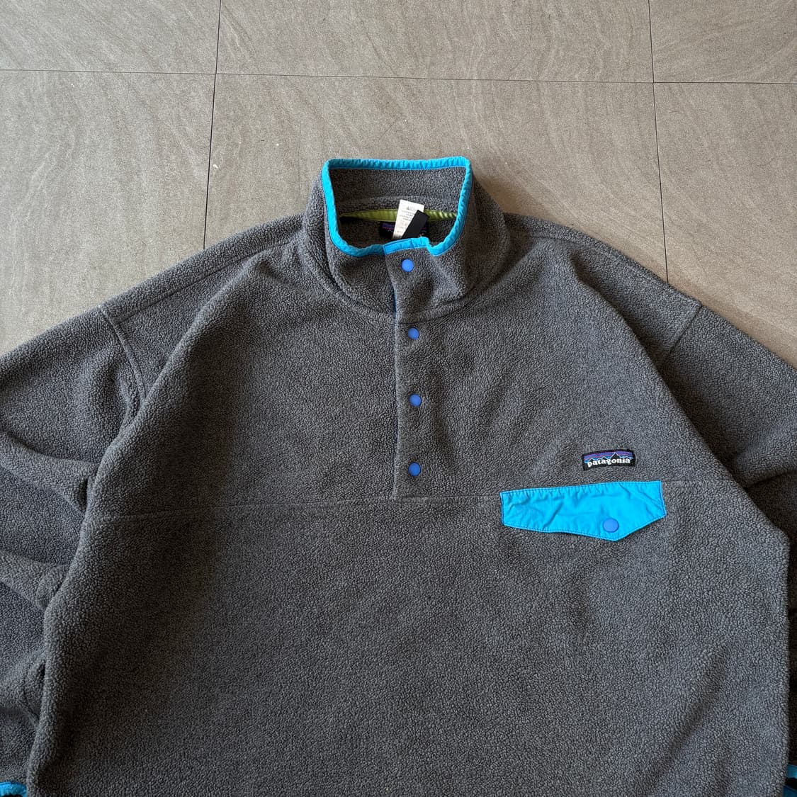파타고니아 정품 신칠라 그레이 스냅티 상품이미지3