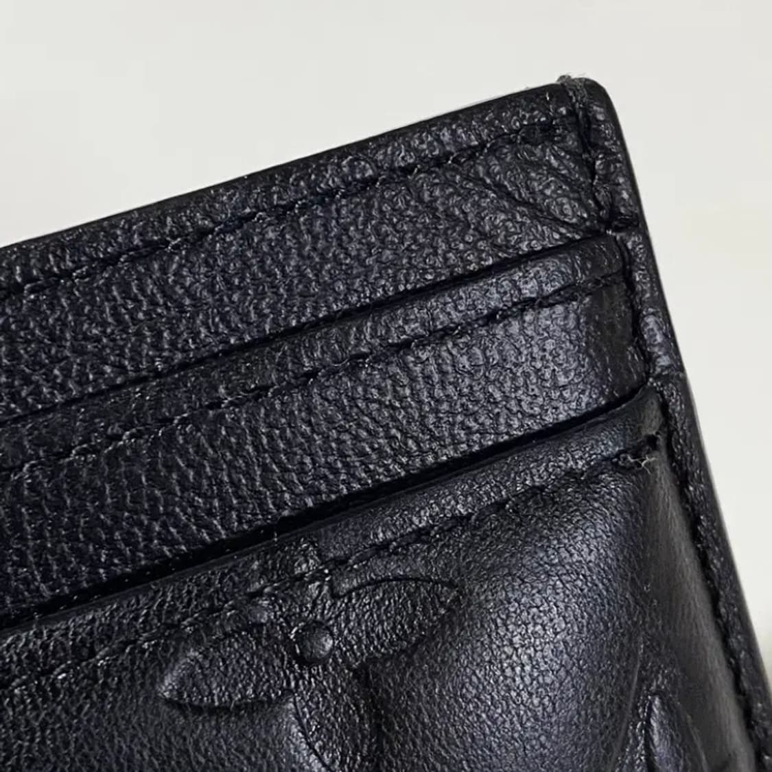 [정품] 루이비통  LV 모노그램 블랙 엠보스드 램스킨 H32 카드지갑 상품이미지3