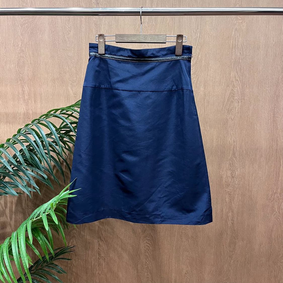 꾸레쥬 미디 스커트 슬릿 포인트 가죽 밴딩 디테일 A라인 네이비 상품이미지1