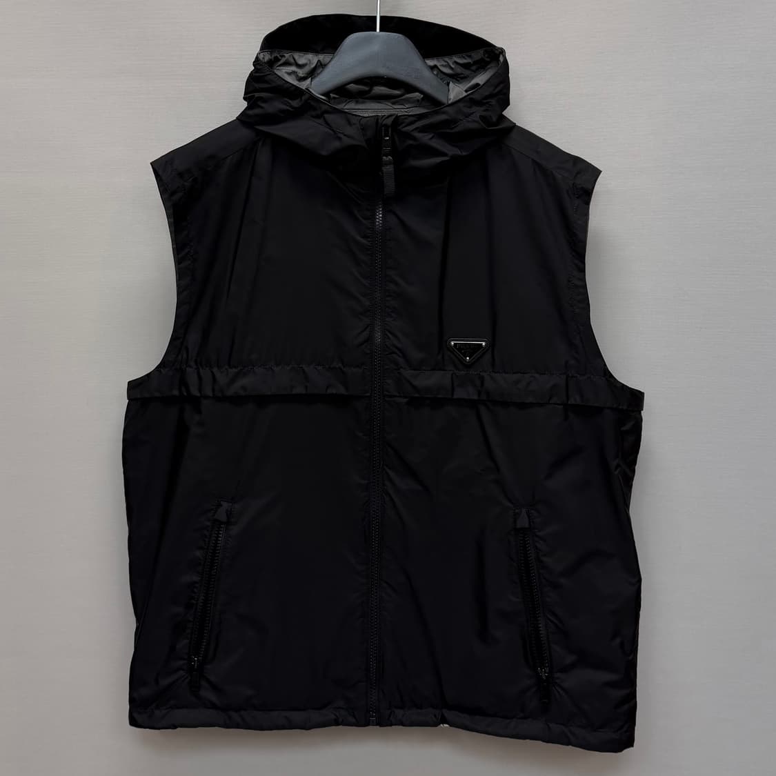 프라다 트라이앵글 로고 리나일론 조끼 (105)  상품이미지1