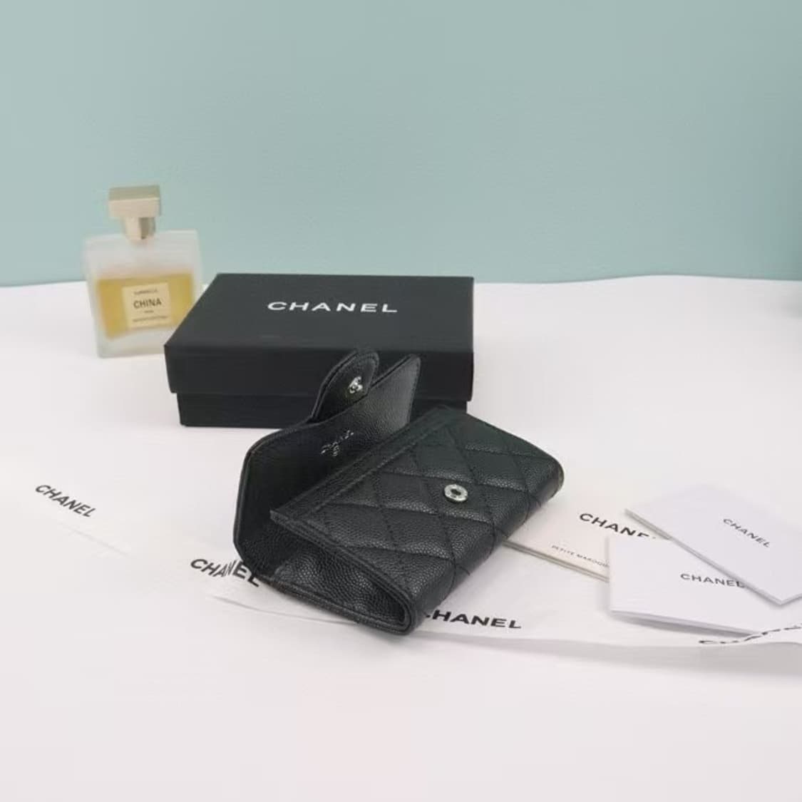 샤넬 클래식 카드 홀더 그레인드 카프스킨 & 골드 메탈 블랙 상품이미지2