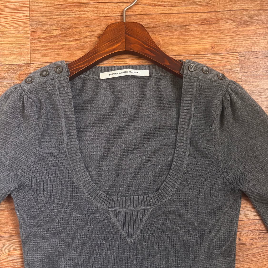 DVF 다이앤 본 퍼스텐버그 그레이 딥브이넥 니트 슬림 실루엣 상품이미지5