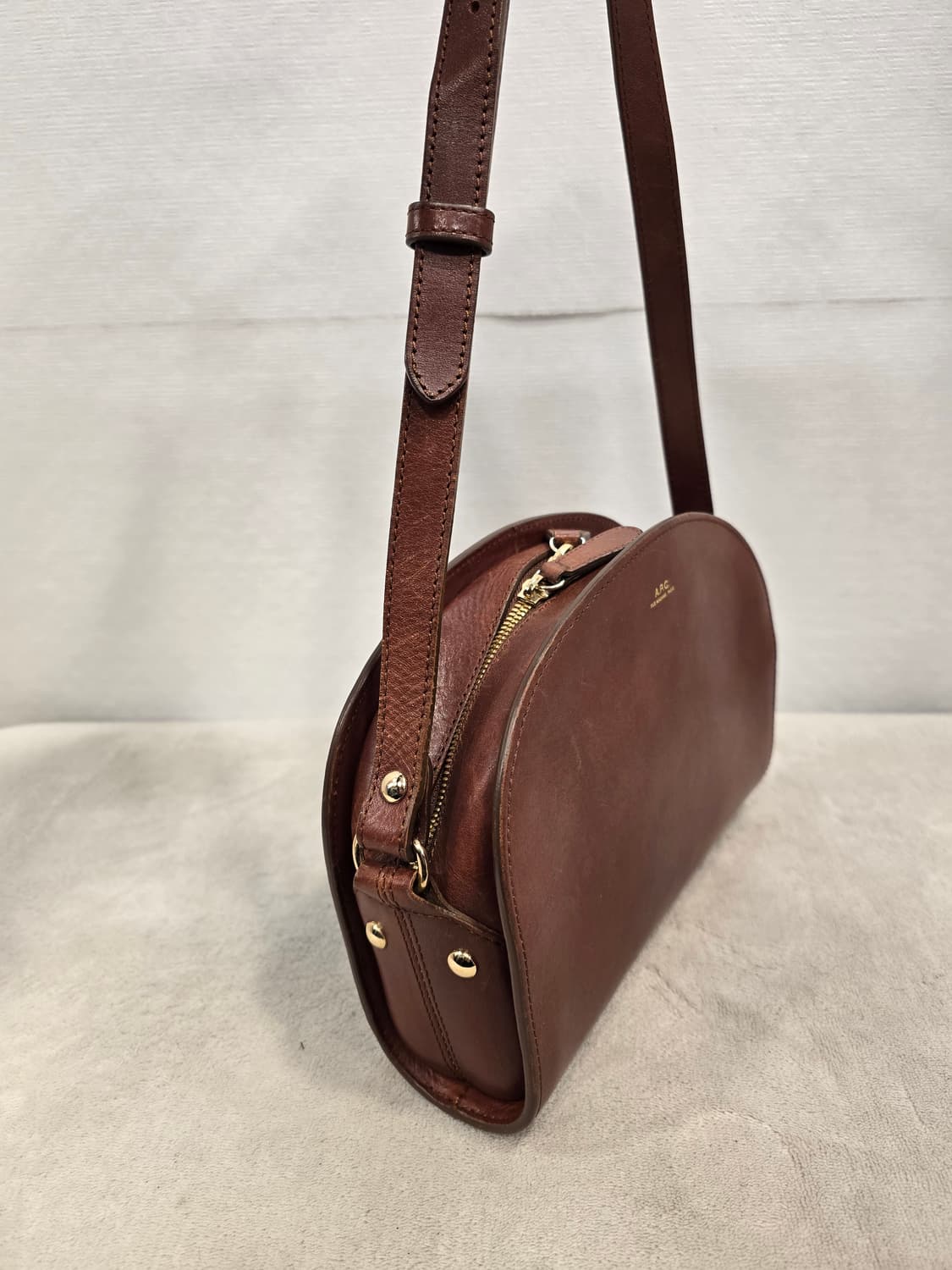 A.P.C 아페쎄 하프문 브라운 크로스백 가방 상품이미지3