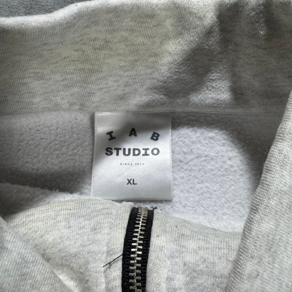 IAB 아이앱 스튜디오 하프집업 맨투맨 상품이미지5