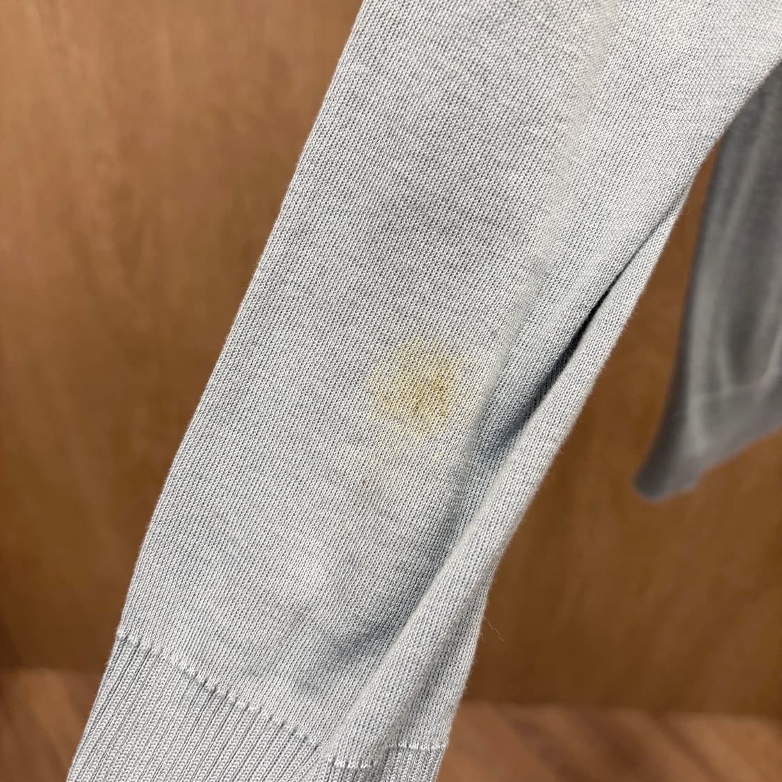 아페쎄 브이넥 니트 프론트 버튼 소매 밑단 시보리 디테일 라이트 블루 상품이미지9