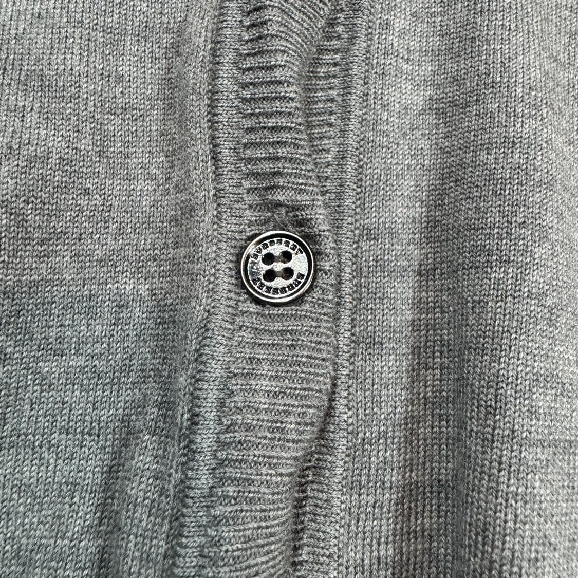 버버리 클래식 니트 가디건 그레이 상품이미지3