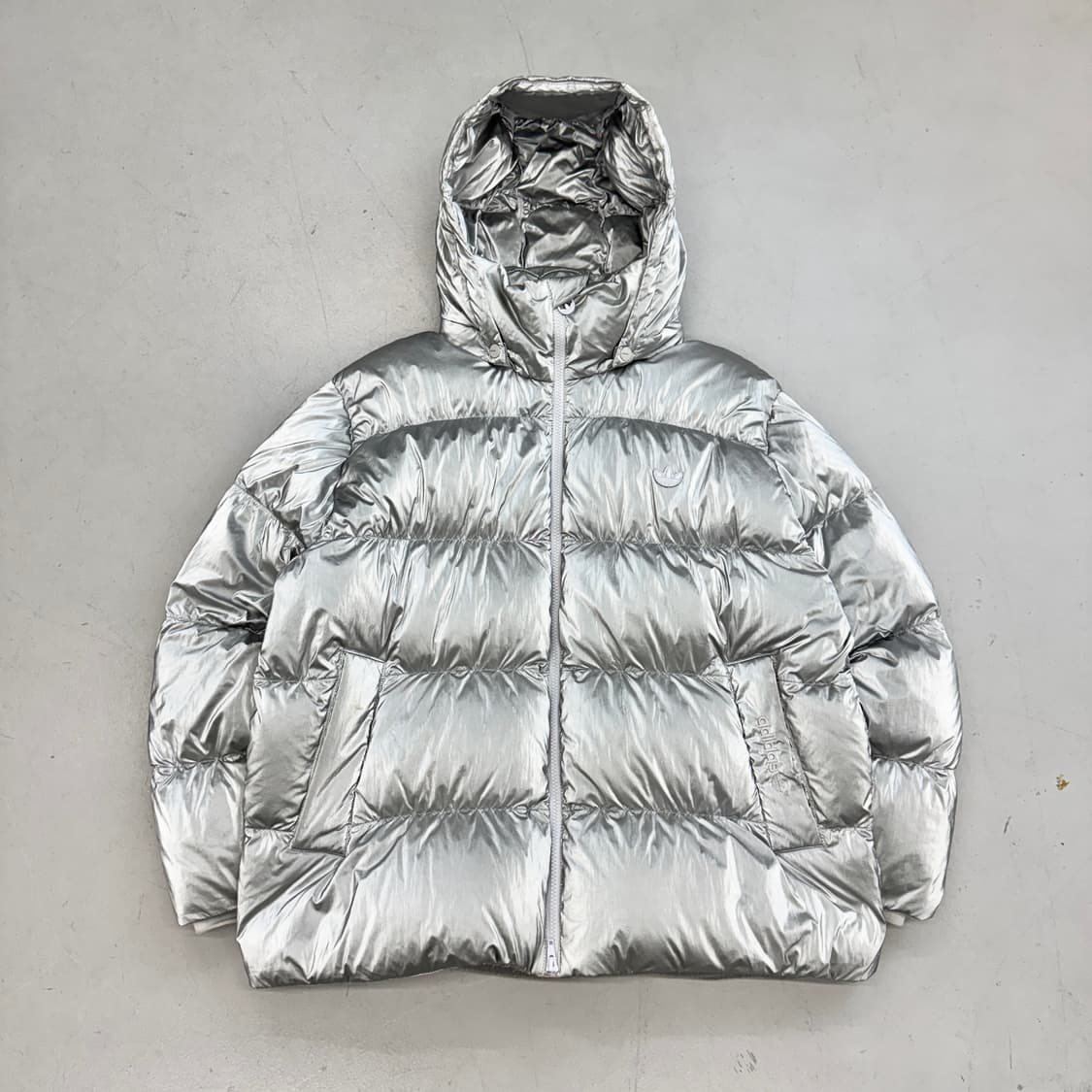아디다스 메탈 실버 파이어버드 푸퍼 덕다운 숏 패딩 상품이미지2