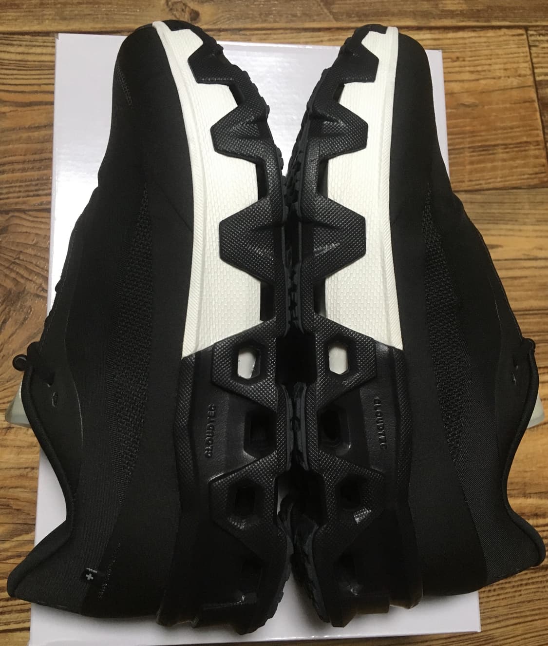 온러닝 파프 클라우드몬스터 하이퍼 블랙 판매합니다 상품이미지5