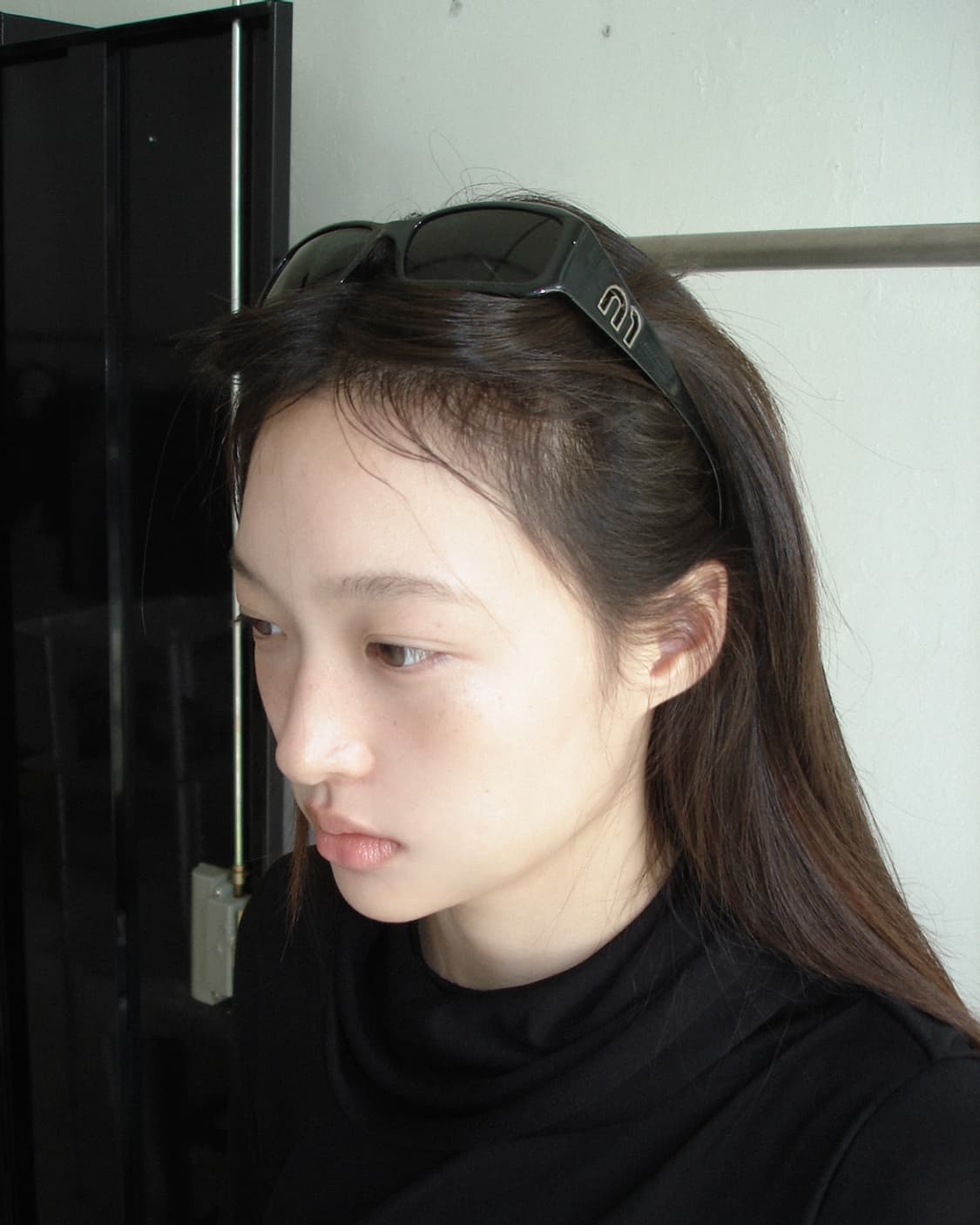 MIU MIU logo temple sunglasses 상품이미지3