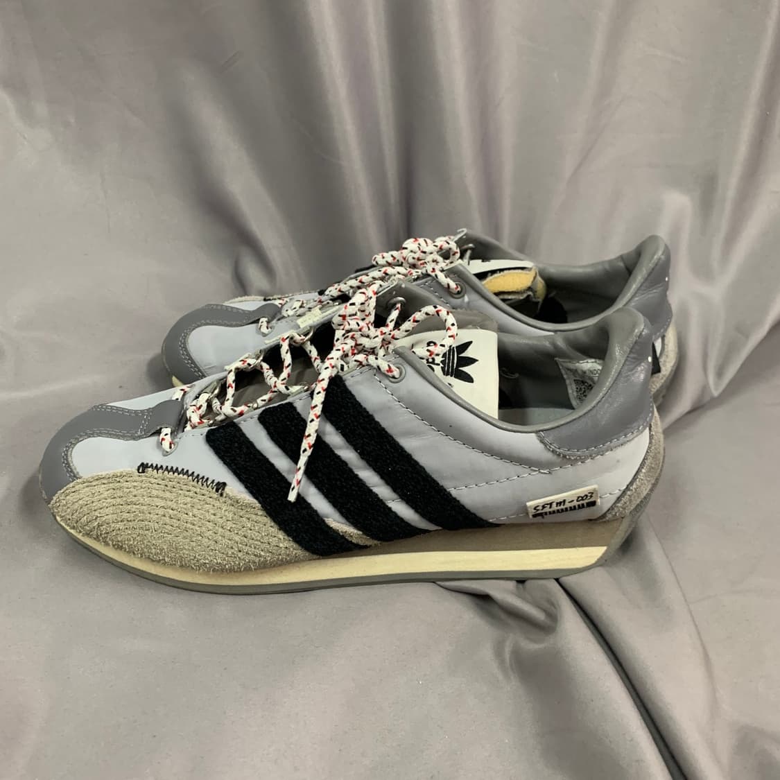 235 아디다스 x 송 포 더 뮤트 컨트리 OG 그레이 투 코어 블랙 상품이미지5