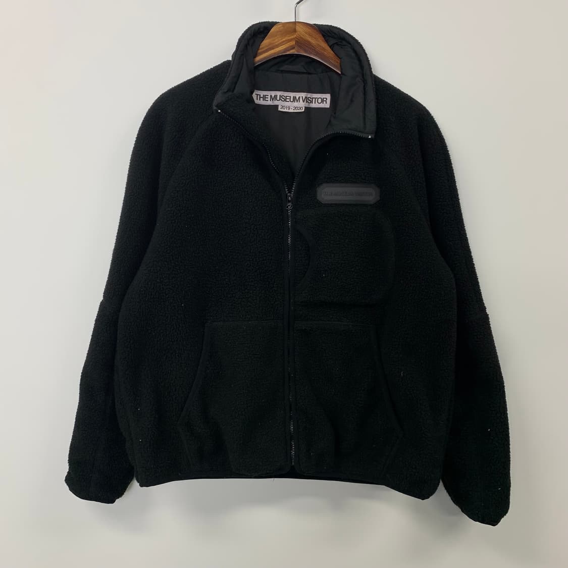 더 뮤지엄 비지터 블랙 후리스 플리스 자켓 상품이미지2