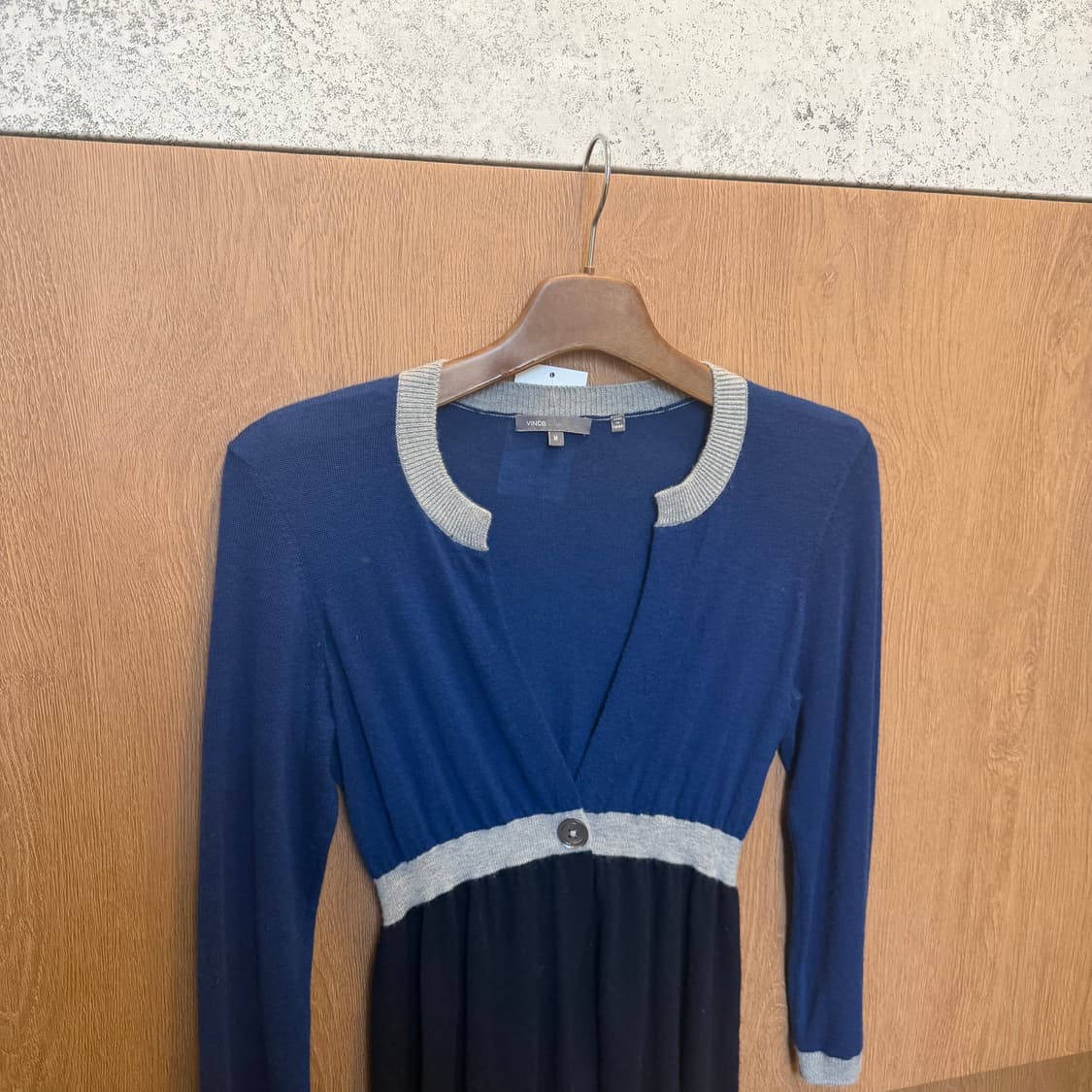 빈스 캐시미어 니트 가디건 그레이 배색 하프 오픈 버튼 디테일 네이비 상품이미지3