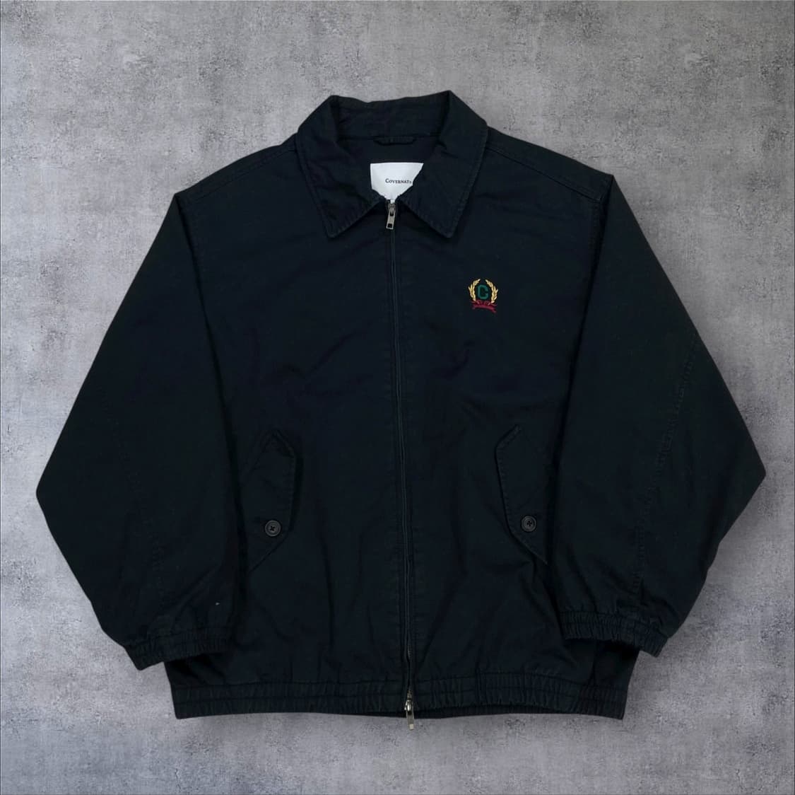 커버낫 블랙 컬러 클래식 로고 스윙톱 자켓 상품이미지1