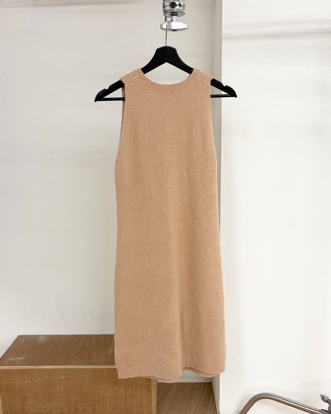 빈스 베이지 슬리브리스 크루넥 니트 원피스  상품이미지6
