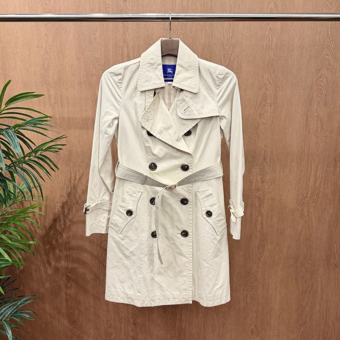 버버리 블루라벨 트렌치 코트 더블 브레스티드 벨트 스트랩 디테일 아이보리 상품이미지1