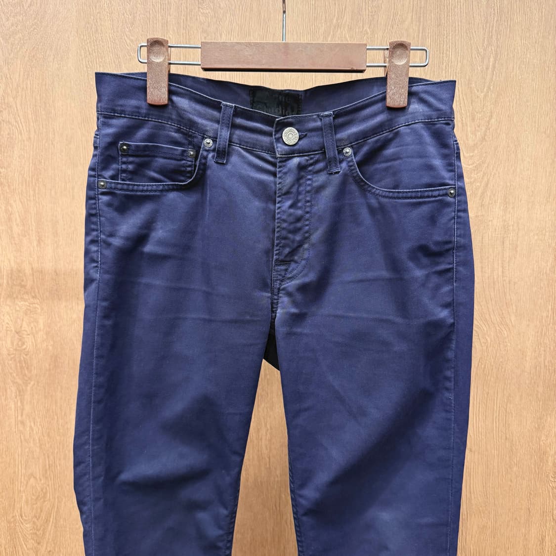 아크네스튜디오 코튼 팬츠 스트레이트 핏 5포켓 메탈 버튼 디테일 네이비 상품이미지4