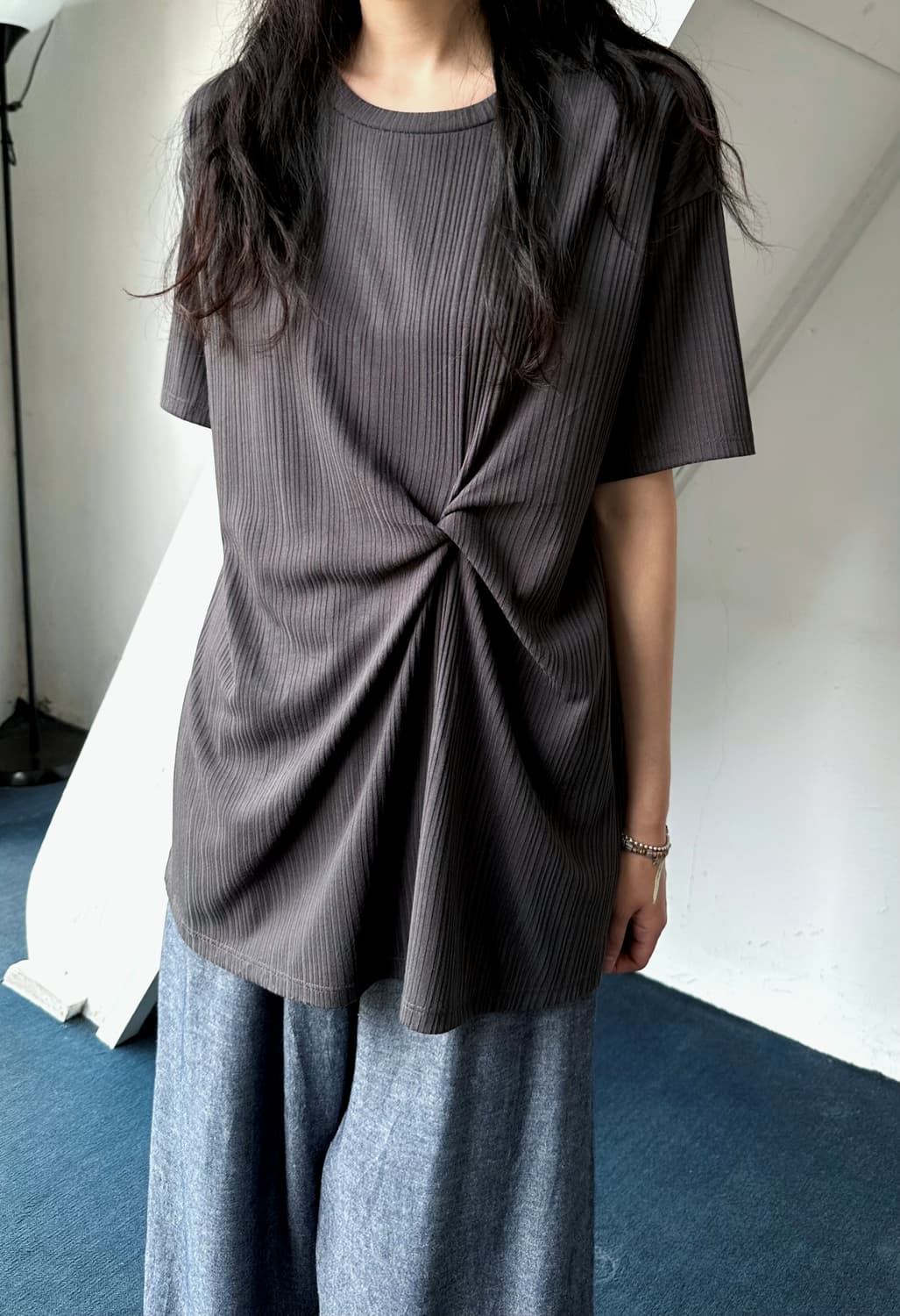 Irregular pattern stretched airy top 상품이미지3