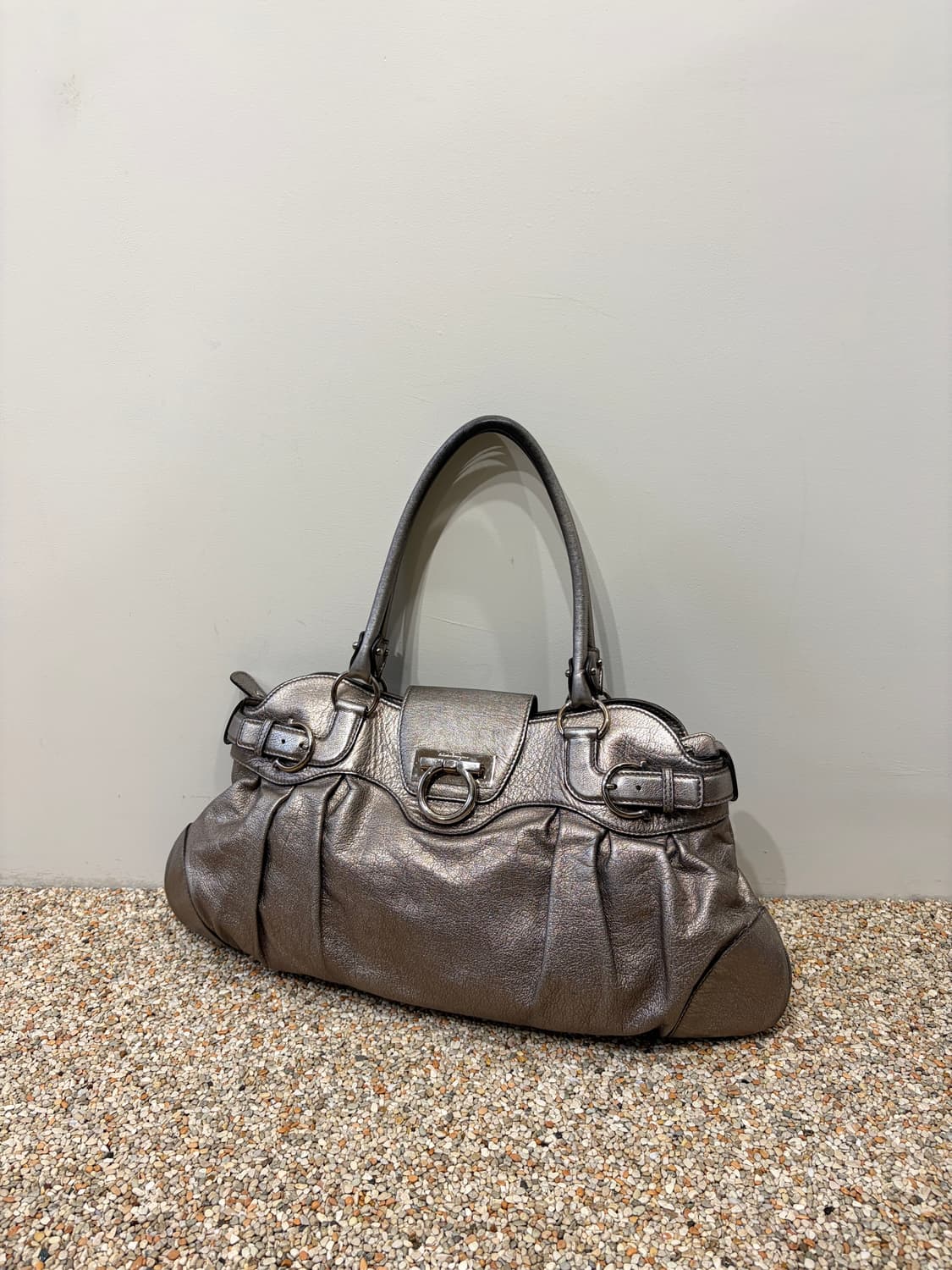 페라가모 간치니 메탈릭 실버 숄더백 상품이미지1