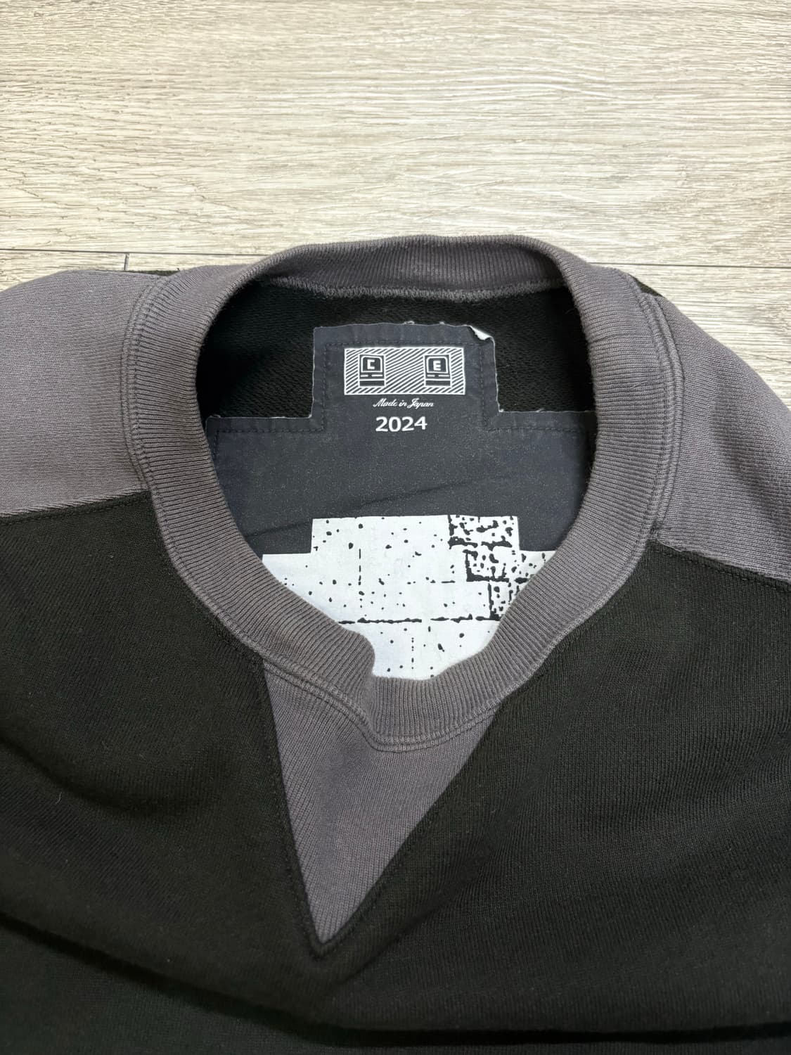 카브엠트 패널 숄더 크루넥 블랙 - 24FW 상품이미지3