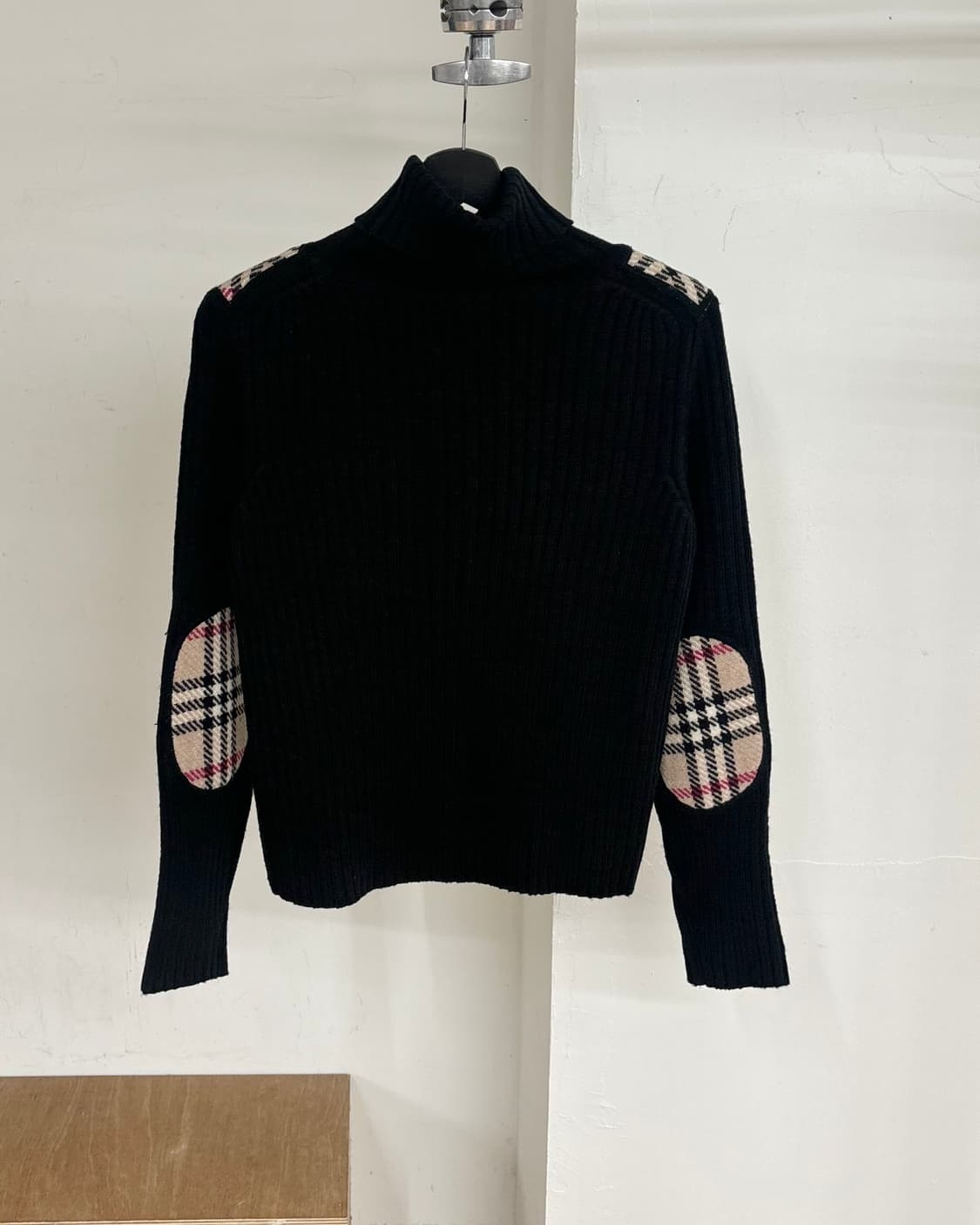 버버리 블랙 노바체크 숄더 터틀넥 니트  상품이미지6