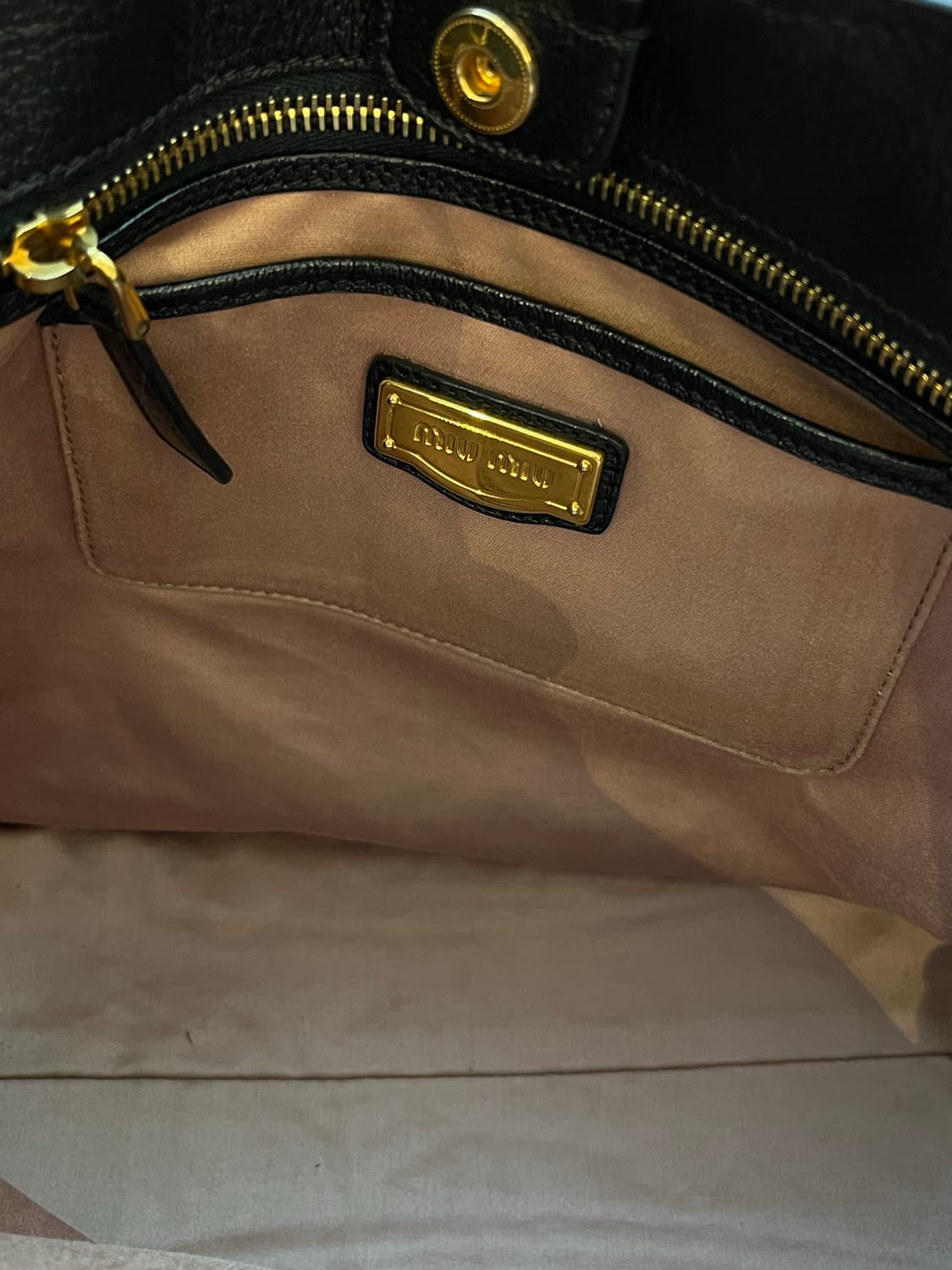 미우미우 비텔로 샤인 블랙 가방 상품이미지4