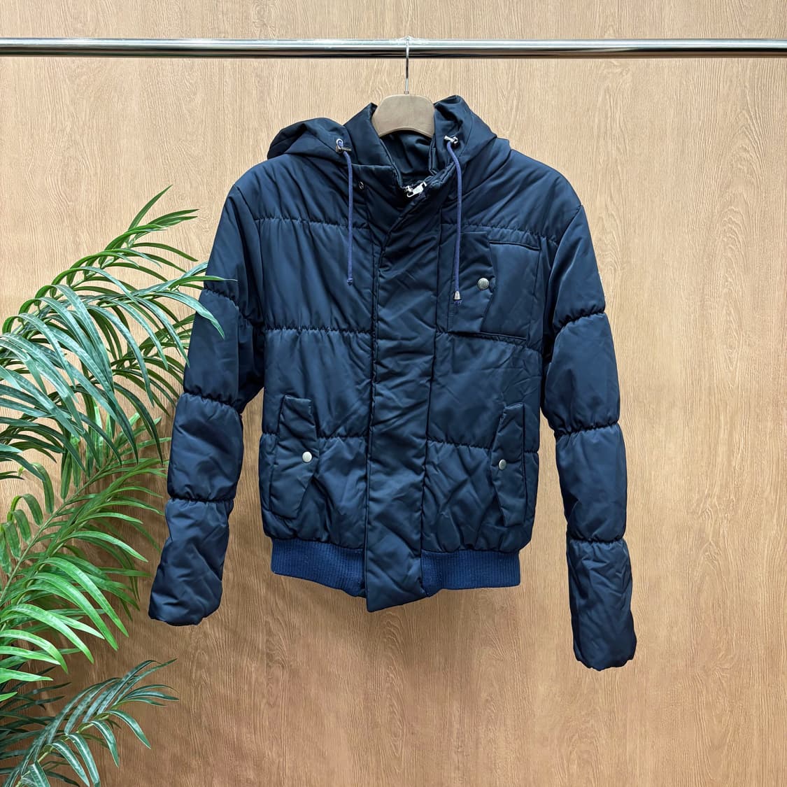 돌체앤가바나 후드 패딩 점퍼 소매 메탈 플레이트 로고 디테일 네이비 상품이미지1